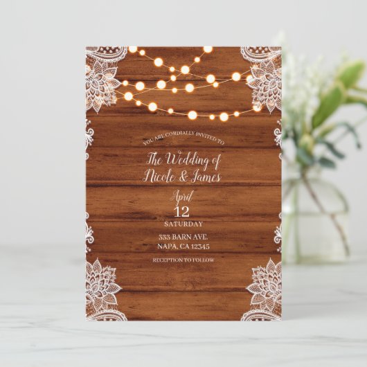 Rustiek Hout Kant & String Lights Wedding Kaart (Staand voorkant)