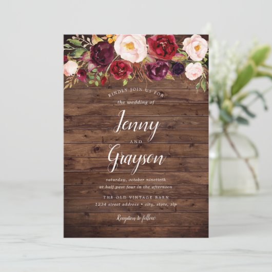 Rustiek Hout Marsala Bloemen Huwelijksuitnodiging Kaart (Staand voorkant)