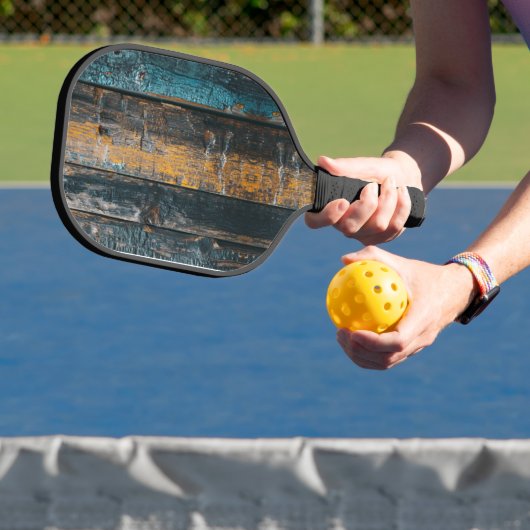 Rustiek hout met Mongram Pickleball Paddle (Insitu)
