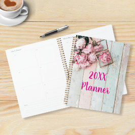 Rustiek hout met  roze pioenenbloemen planner