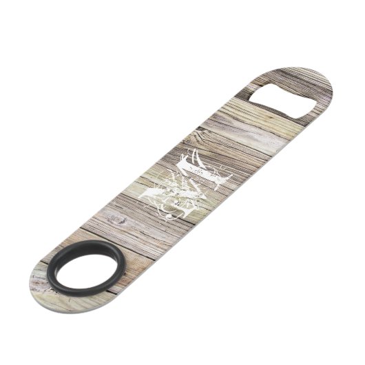 Rustiek Hout Monogrammed Speed Bottle Opener Flessenopener (Voorkant Gekanteld)