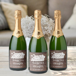 Rustiek hout net getrouwd wit typografie bruiloft sparkling wijnetiket
