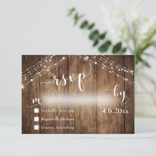 Rustiek hout & verlichting met bruiloft kalligrafi RSVP kaartje (Staand voorkant)