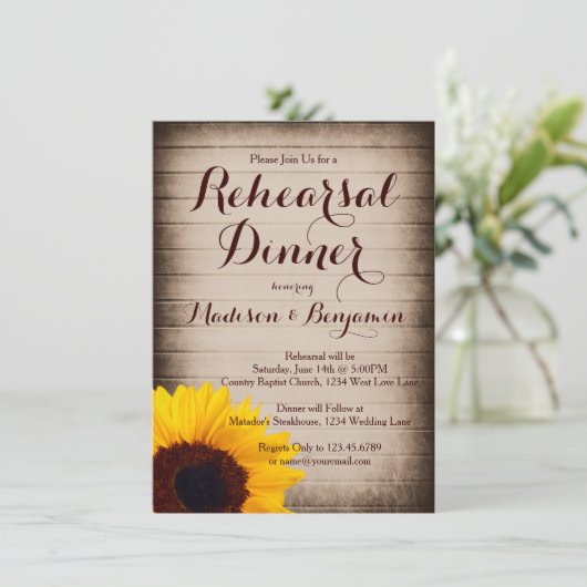 Rustiek hout zonnebloem repetitie diner uitnodigin kaart (Staand voorkant)