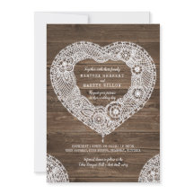 Rustiek kanten hart op hout bruiloft uitnodigingen