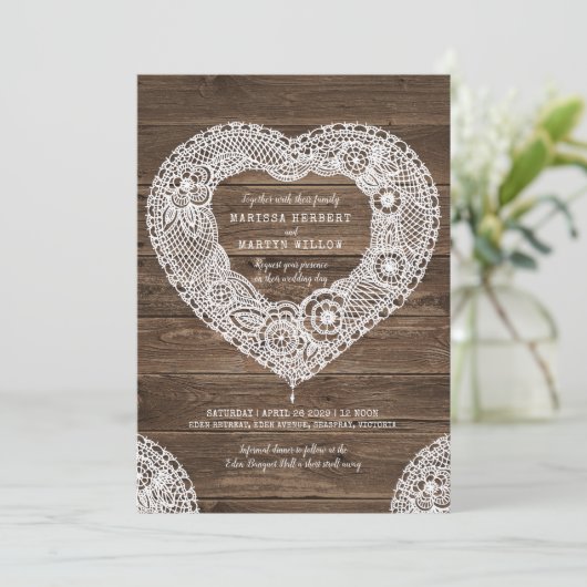 Rustiek kanten hart op hout bruiloft uitnodigingen (Staand voorkant)