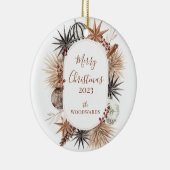 Rustiek kerstontwerp met familienaam keramisch ornament (Rechts)