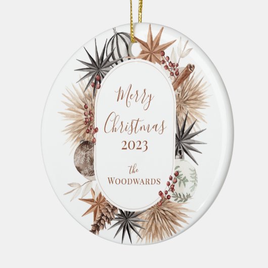 Rustiek kerstontwerp met familienaam keramisch ornament (Links)