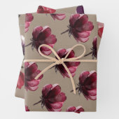 Rustiek kraftpapier stoffige rode bloemen op steng inpakpapier vel (In situ)