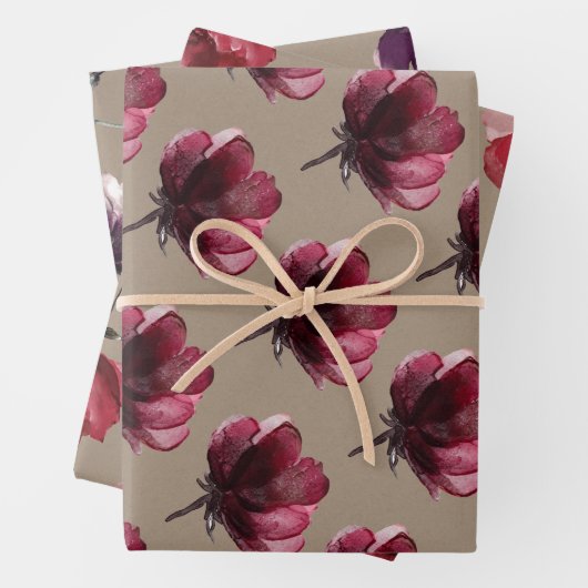 Rustiek kraftpapier stoffige rode bloemen op steng inpakpapier vel (In situ)