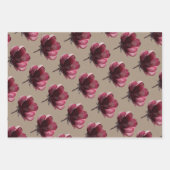 Rustiek kraftpapier stoffige rode bloemen op steng inpakpapier vel (Voorkant)