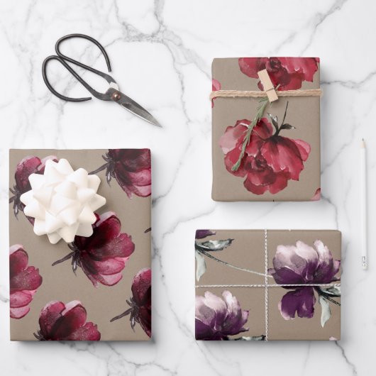 Rustiek kraftpapier stoffige rode bloemen op steng inpakpapier vel (Voorkant)