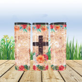 Rustiek kruis versierd met levendige bloemen thermosbeker