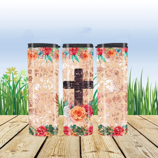 Rustiek kruis versierd met levendige bloemen thermosbeker