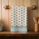 Rustiek Land Checks Haan Monogram | Naam Theedoek<br><div class="desc">Deze designset is zeer geschikt voor landelijke keukens en heeft een achtergrondpatroon met een haan met een country gingham check pattern aan de onderkant en accenttekst waar je je initiaal,  naam of andere tekst (bijvoorbeeld "Chicken Mom") kunt toevoegen. Deze maken prachtige housewarming,  bruiloft,  vakantie en vriend cadeaus.</div>