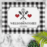 Rustiek Land Keuken Familienaam Theedoek<br><div class="desc">Een charmant,  rustiek landelijk keukenontwerp met een klassiek zwart buffelpatroon en een gepersonaliseerd label. Een geweldig cadeau-idee voor verjaardags,  housewarming of gewoon om!</div>