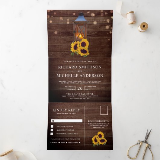 Rustiek Land Zonnebloem Houten Lantaarn Bruiloft Drieluik Uitnodiging (Binnen)