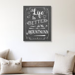 Rustiek leven is beter in de bergen krijtbord canvas afdruk<br><div class="desc">Deze boerderij stijl typografie canvas kunst aan de muur heeft een krijtbord kunst gevoel,  met zijn schoolbord achtergrond en witte tekst lettertypen. Het is perfect voor een berghut of iemand die graag in de bergen is. Creëer door Simply Farmhouse Press.</div>