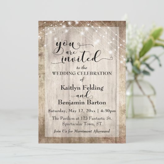 Rustiek licht bruin hout w / licht snaren, bruilof kaart (Staand voorkant)