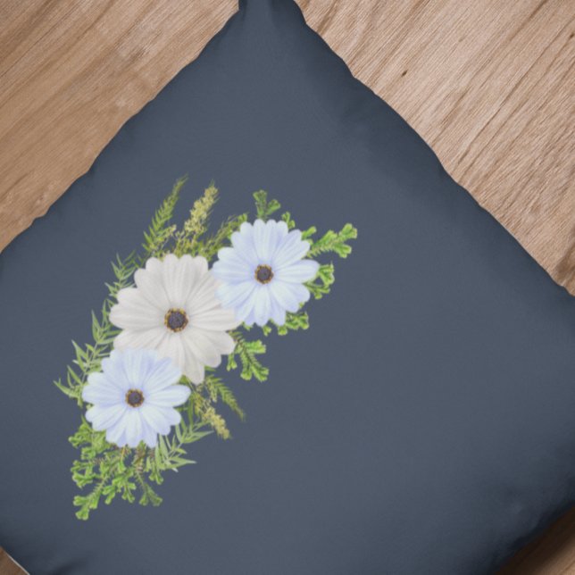 Rustiek lichtblauw en wit bloemmotief kussen (Creator heeft geüpload)