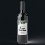 Rustiek Merry Christmas pijnboom Wijnlabel Wijn Etiket<br><div class="desc">Een geweldig idee voor uw kerstcadeaus. Personaliseer een flesje met dit unieke label met een feestelijk uitziende dennenboomtakken lijst op een rustieke witte houten achtergrond.</div>