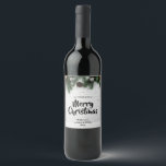 Rustiek Merry Christmas pijnboom Wijnlabel Wijn Etiket<br><div class="desc">Een geweldig idee voor uw kerstcadeaus. Personaliseer een flesje met dit unieke label met een feestelijk uitziende dennenboomtakken lijst op een rustieke witte houten achtergrond.</div>