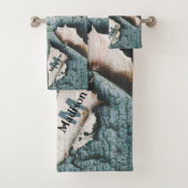 Rustiek oud blauw groen verf hout Custom Monogram Bad Handdoek (Insitu)