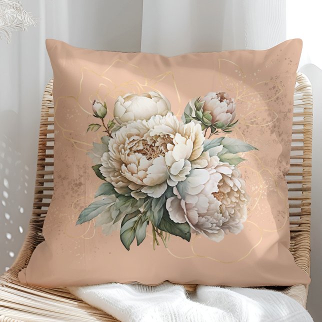 Rustiek perzikkussen met gouden en blush pioenen kussen (Rustic Peach Pillow with Golden and Blush Peonies in a sunny rattan armchair.)