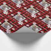 Rustiek rood en zwart plaid met sneeuwvlok detail cadeaupapier (Hoek)