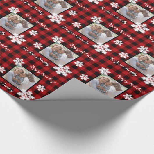Rustiek rood en zwart plaid met sneeuwvlok detail cadeaupapier (Hoek)