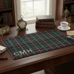 Rustiek Rood Groen & Zwart Tartan Plakken Monogram Bureaumat<br><div class="desc">Bescherm uw bureaublad in persoonlijke stijl met deze op maat geplakte bureaumat. Met een klassiek rood, groen en zwart Schots tartan-patroon is deze grote mousepad-bureaumat het perfecte accessoire voor uw home kantoor of gameopstelling. De duurzame, antislip rubberen basis en het gladde oppervlak van de stof zorgen voor een comfortabele en...</div>