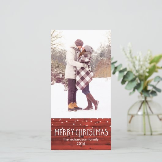 Rustiek rood hout in de sneeuw | vrolijk kerstfees feestdagenkaart (Staand voorkant)