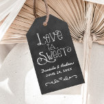 Rustiek Script Chalkboard Bruiloft Liefde is Zoet Cadeaulabel<br><div class="desc">Charmante krijtbord kartonnen gunsttags hebben de functie "Love is Sweet" met een op maat gemaakt trouwmonogram in handgeschreven stijl lettertypen met een hart- en scroll-ontwerpaccent die een wit krijt uiterlijk hebben. De achtergrond heeft een rustieke zwarte raad geweven verschijning.</div>