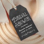 Rustiek Script Chalkboard bruiloft Vrijgezellenfee Cadeaulabel<br><div class="desc">Charmante krijtbord kartonnen gunsttags hebben "Vrijgezellenfeest" met een aangepast bruidsmonogram en evenementdatum in handgeschreven lettertypen met een hart- en scrolldesignaccent die een wit krijt uiterlijk hebben. De achtergrond heeft een rustieke zwarte raad geweven verschijning.</div>