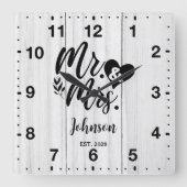 Rustiek Wit houten Elegant Script Mr & Mrs. Vierkante Klok (Voorkant)
