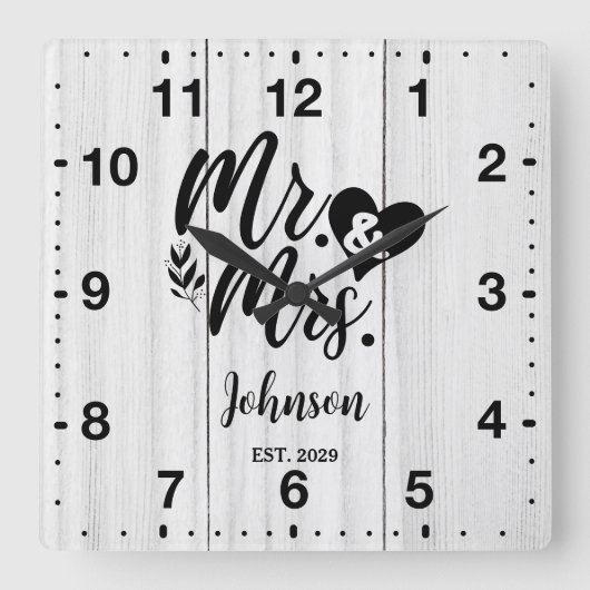Rustiek Wit houten Elegant Script Mr & Mrs. Vierkante Klok (Voorkant)