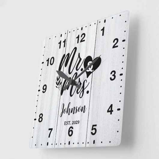 Rustiek Wit houten Elegant Script Mr & Mrs. Vierkante Klok (Hoek)