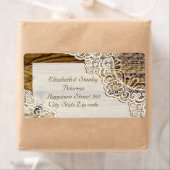 Rustiek wit kant op houten bruiloft etiket (Insitu)