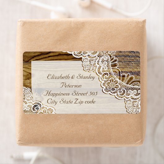 Rustiek wit kant op houten bruiloft etiket (Insitu)