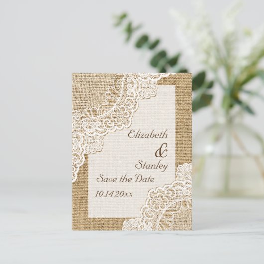 Rustiek wit kant op jute bruiloft Save the Date Aankondigingskaart (Staand voorkant)