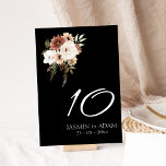 Rustiek Zwart en Perzik Bloemen Tafel Nummer Kaart<br><div class="desc">Rustiek Zwart en Perzik Bloemen Bruiloft Tafel Nummer. Nodig uw gasten stijlvol uit op uw trouwdag met dit elegant ontworpen trouwtafelnummer met een prachtige mix van perzik- en olijfgroene bloemen op een glanzende zwarte achtergrond. Dit huwelijkstafelnummer heeft een prachtig bloemig en botanisch ontwerp, met rustieke en boho-vibes, perfect voor uw...</div>