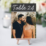 Rustiek zwart krijtbord bruiloft foto tafel nummer kaart<br><div class="desc">Elegante aangepaste trouwtafelkaarten kunnen worden gepersonaliseerd met een verloving foto van de bruid en bruidegom. Het ontwerp kenmerkt witte lijstnummertekst op een rustieke zwarte krijtbordstijlachtergrond. Om aan te passen: typ het tabelnummer in, klik op "wijzigen" bij de standaardfoto om uw eigen foto te uploaden en voeg die individuele tafelnummerkaart toe...</div>