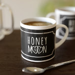 Rustiek zwart krijtbord Honeymoon Espresso Cup Espresso Kop<br><div class="desc">Een schattige zwart-witte espressokop die op huwelijksreis kan worden gebruikt. Voeg je initialen toe aan de verstrengelde harten</div>