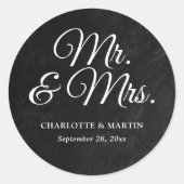 Rustiek zwart krijtbord Mr en Mrs Wedding Ronde Sticker (Voorkant)
