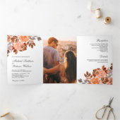 Rustieke aardachtige terracotta bloemenbruiloft drieluik uitnodiging (Binnen)