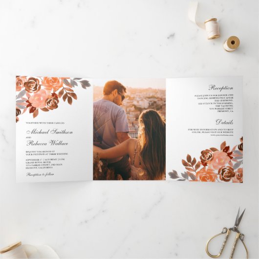 Rustieke aardachtige terracotta bloemenbruiloft drieluik uitnodiging (Binnen)