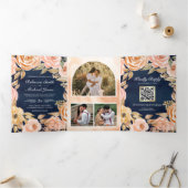 Rustieke Aardse Bloemige Navyblauwe QR Code Trouw Drieluik Uitnodiging (Binnen)