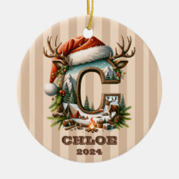 Rustieke Adventure Letter C Santa Hat en kampvuur Keramisch Ornament
