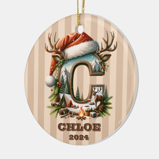 Rustieke Adventure Letter C Santa Hat en kampvuur Keramisch Ornament (Links)