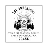 Rustieke berg, pijnbomen en zon retouradres rubberstempel (Afrduk)